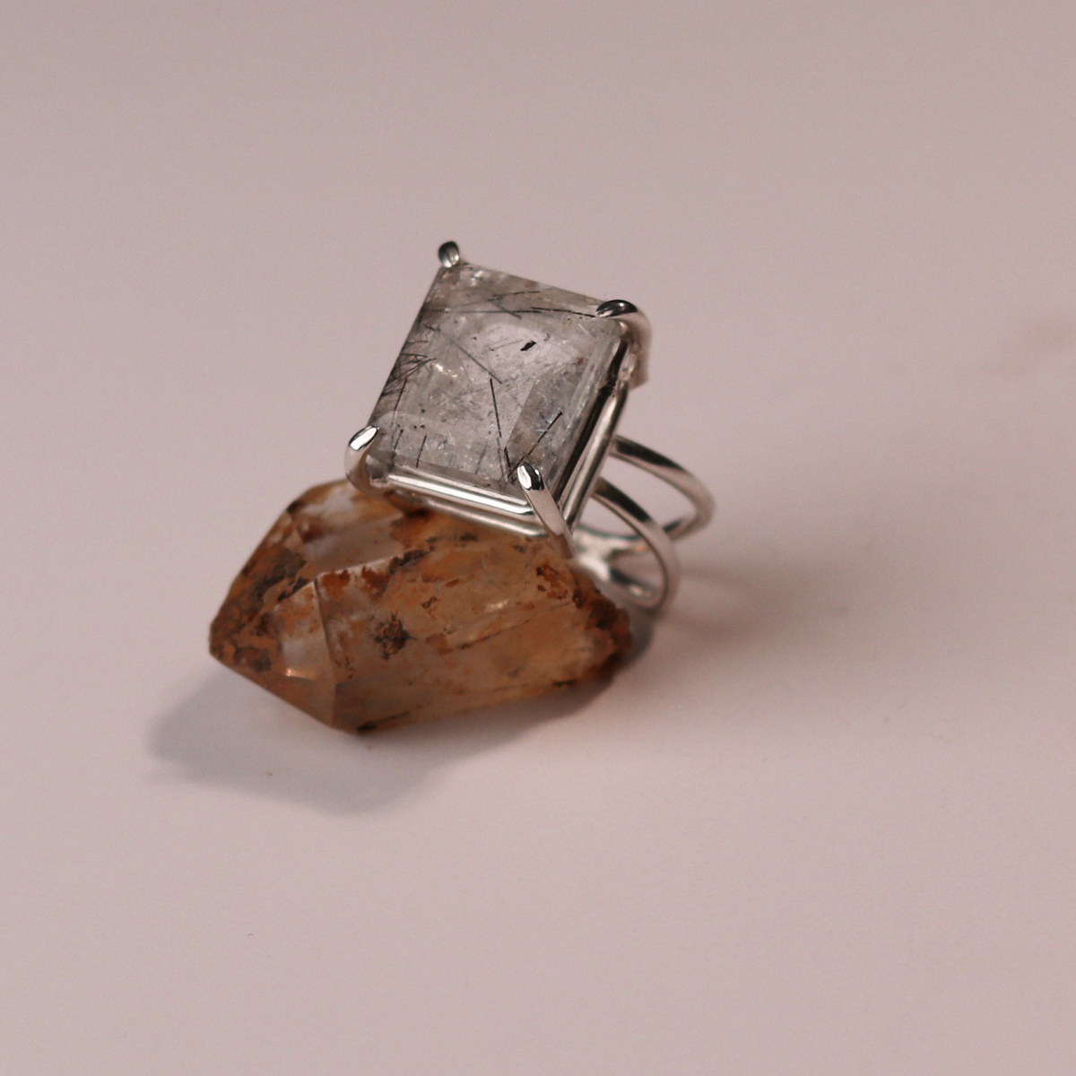 Anillo cuarzo turmalinado talla 8